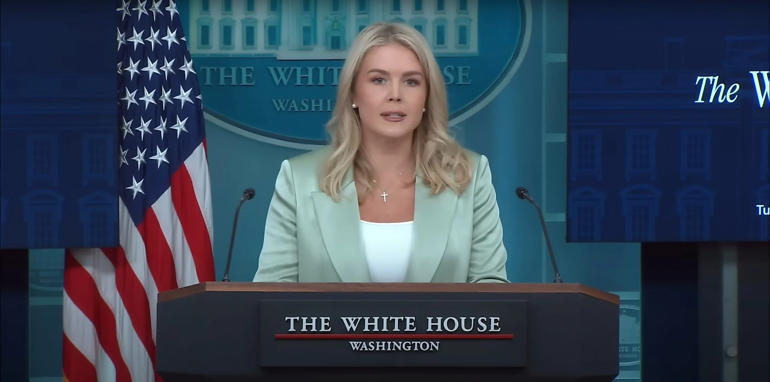 Karoline Leavitt falando da Casa Branca